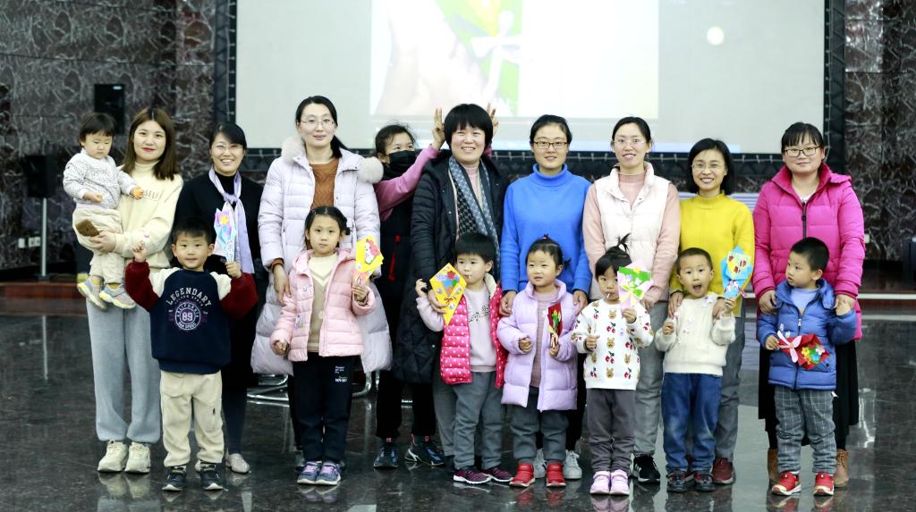 外国语学院工会举办“感恩妇女节，贺卡送妈妈”活动